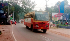 വ​ണ്ട​ന്നൂ​രി​ലെ‍ റോ​ഡി​ലുണ്ടായ  ഗ​ര്‍​ത്തം മാ​റ്റാ​ൻ ന​ട​പ​ടി​യായില്ല: നിർത്തലാക്കിയ കെഎസ്ആർടിസി ബസ് സർവീസുകൾ ആരംഭിച്ചു