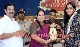 റാ​ങ്ക് ജേ​താ​വി​നെ അ​നു​മോ​ദി​ച്ചു