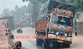 പെ​രു​മാ​ൾ​പു​ര​ത്തും തി​ക്കോ​ടി​യി​ലും  ലോ​റി റോ​ഡി​ലെ കു​ഴി​യി​ല്‍ കു​ടു​ങ്ങി