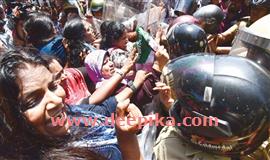 മ​ഹി​ളാ കോ​ണ്‍​ഗ്ര​സ് നടത്തിയ  സെ​ക്ര​ട്ടേ​റി​യ​റ്റ് മാ​ര്‍​ച്ചി​ല്‍ സം​ഘ​ര്‍​ഷം