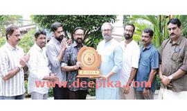 ക്യാ​പ്റ്റ​ൻ രാ​ജു പു​ര​സ്കാ​രം  മ​ണി​യ​ൻ​പി​ള്ള രാ​ജു​വി​നു കൈ​മാ​റി