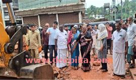 മ​ഞ്ചേ​രി പേ​ട്ട​യി​ൽ ഇ​ട​വ​ഴി​ക്ക് ശാ​പ​മോ​ക്ഷം; കെ​ട്ടി​ട​ങ്ങ​ൾ പൊ​ളി​ച്ചു മാ​റ്റു​ന്നു