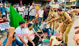 മ​ന്ത്രി​യു​ടെ രാ​ജി ആ​വ​ശ്യ​പ്പെ​ട്ട് യൂ​ത്ത് ലീ​ഗ് റോ​ഡ് ഉ​പ​രോ​ധി​ച്ചു