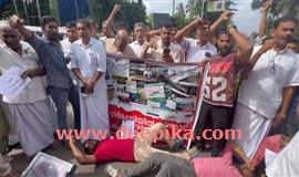 മ​ണ്ണാ​ർ​മ​ല പു​ലി ഭീ​തി​യി​ൽ : വ​നം​വ​കു​പ്പ് അ​നാ​സ്ഥ​യ്ക്കെ​തി​രേ നാ​ട്ടു​കാ​ർ റോ​ഡ് ഉ​പ​രോ​ധി​ച്ചു