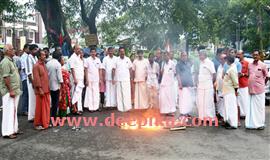 ആ​രോ​ഗ്യ മ​ന്ത്രി​യു​ടെ കോ​ലം ക​ത്തി​ച്ച് പ്ര​തി​ഷേ​ധി​ച്ചു