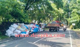 മ​ഴ​യും വെ​യി​ലും കൊ​ണ്ട് മാ​ലി​ന്യ  ചാ​ക്കു​ക​ള്‍ വീ​ണ്ടും റോ​ഡ​രി​കി​ല്‍