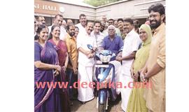 മു​ച്ച​ക്ര വാ​ഹ​ന​ങ്ങ​ള്‍ വി​ത​ര​ണം ചെ​യ്തു