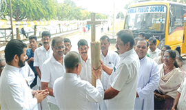 ച​രി​ത്ര സ്മ​ര​ണ​യി​ൽ  നേ​ർ​ച്ച​പ്പ​ണം കൈ​മാ​റി