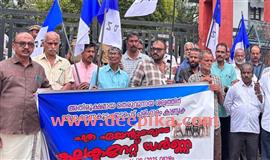 തെ​രു​വു​നാ​യ ശ​ല്യം: ന്യൂ​സ് പേ​പ്പ​ർ ഏ​ജ​ന്‍റു​മാ​ർ ധ​ർ​ണ ന​ട​ത്തി