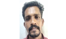 മൊ​ബൈ​ൽ മോ​ഷ്ടി​ച്ച  യു​വാ​വി​നെ പി​ടി​കൂ​ടി