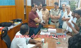 പ്ര​ള​യ ബാ​ധി​തർക്ക് ഭൂ​രേ​ഖ ന​ൽ​കിയില്ല ; ആ​ദി​വാ​സി കു​ടും​ബ​ങ്ങ​ൾ ഡി​എ​ഫ്ഒ​യെ ഉ​പ​രോ​ധി​ച്ചു