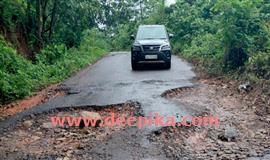നി​ല​ന്പൂ​ർ - നാ​യാ​ടം​പൊ​യി​ൽ റോ​ഡ് ത​ക​ർ​ന്നു