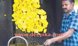 ഓ​ണ​സ​ദ്യയാ​ണോ,   ഇ​ല​യി​ൽ  ഉ​പ്പേ​രി വേ​ണം...