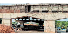 അ​ഴി​ഞ്ഞി​ലം മേ​ൽ​പാ​ലം അ​നു​ബ​ന്ധ  റോ​ഡ് നി​ർ​മാ​ണം മെ​ല്ലെ​പ്പോ​ക്കി​ല്‍