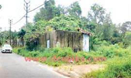 ഖാ​ദി നെ​യ്ത്തു​ത​റ കാ​ടു​പി​ടി​ച്ചു;    പ്ര​വ​ർ​ത്ത​നം നി​ല​ച്ചി​ട്ട് 20 വ​ർ​ഷം