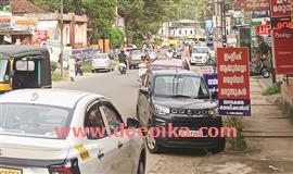 പാ​മ്പാ​ടി  ടൗ​ണി​ല്‍ കാ​ല്‍ന​ട​ക്കാ​ര്‍ക്ക് പു​ല്ലു​വി​ല