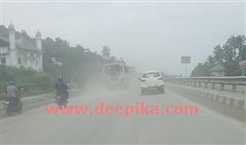 വ​ട​ക്ക​ഞ്ചേ​രി -മ​ണ്ണു​ത്തി ആ​റു​വ​രി  ദേ​ശീ​യ​പാ​ത പൊ​ടി​യി​ൽ മു​ങ്ങി