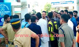 എ​സ്എ​ഫ്ഐ​ക്കാ​രു​ടെ കൊ​ടി​കെ​ട്ട​ൽ;    പ്ര​വേ​ശ​നോ​ത്സ​വം അലങ്കോലമായി
