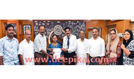 പു​ഞ്ചി​രി​മ​ട്ടം ദു​ര​ന്തം: 1.444 ല​ക്ഷം രൂ​പ​യു​ടെ  ചെ​ക്ക് കൈ​മാ​റി