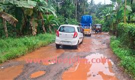പു​ന്ന​ക്കാ​ട് - വാ​ക്കോ​ട് റോ​ഡ് ത​ക​ർ​ച്ചാ ഭീ​ഷ​ണി​യി​ൽ