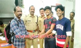 ക​ള​ഞ്ഞു​കി​ട്ടി​യ പ​ണ​വും മൊ​ബൈ​ൽ ഫോ​ണും  പോ​ലീ​സി​ലേ​ല്പി​ച്ച് മാ​തൃ​ക​യാ​യി വി​ദ്യാ​ര്‍ഥി​ക​ള്‍