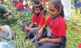 പ​ഠ​ന​ത്തോ​  ടൊ​  പ്പം വ​രു​മാ​ന​വും;  ചൂ​ല് നി​ര്‍​മാണ​വു​മാ​യി വി​ദ്യാ​ര്‍​ഥി​ക്കൂ​ട്ടം