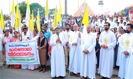 കൊ​ടു​ങ്ങ​ല്ലൂ​ര്‍ മാ​ര്‍തോമ തീ​ര്‍​ഥാ​ട​ന​ത്തി​ന് ജ​ന​സ​ഹ​സ്ര​ങ്ങ​ള്‍