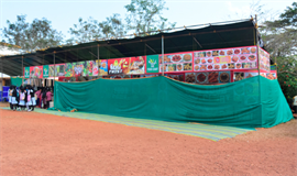 നി​യ​മ​ങ്ങ​ളും ച​ട്ട​ങ്ങ​ളും  കാ​റ്റി​ല്‍ പ​റ​ത്തി സ്‌​കൂ​ള്‍ ഗ്രൗ​ണ്ടി​ല്‍ അ​ന​ധി​കൃ​ത ക​ച്ച​വ​ടം ആ​രോ​ഗ്യ വ​കു​പ്പി​ന്‍റെ നി​യ​മ​ങ്ങ​ളും