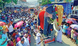 പ​രി​ശു​ദ്ധ അ​മ്മ‌​യു​ടെ മു​ന്നി​ൽ            കൂ​പ്പു​കൈ​ക​ളു​മാ​യി ആ​യി​ര​ങ്ങ​ൾ