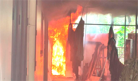ഉ​രു​വ​ച്ചാ​ലി​ല്‍ വീ​ടി​നോ​ട് ചേ​ർ​ന്ന  വി​റ​കു​പു​ര​യ്ക്ക് തീ ​പി​ടി​ച്ചു