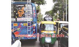 റോ-റോ ജെട്ടിക്കടുത്തെ പാർക്കിംഗ് കേന്ദ്രം തുറക്കുന്നില്ല :  ഫോ​ർ​ട്ടുവൈ​പ്പി​നി​ൽ  ഗ​താ​ഗ​ത​ക്കു​രു​ക്ക് പ​തി​വ്
