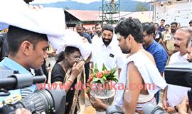 ദ്രൗ​പ​ദി മു​ർ​മു​വി​നെ  വ​ര​വേ​റ്റ് ശ​ബ​രി​മ​ല