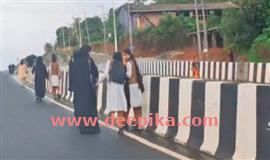 ഷി​റി​യ​യി​ൽ ദേ​ശീ​യ​പാ​ത​യും പാ​ർ​ശ്വ​ഭി​ത്തി​യും  ക​യ​റി​മ​റി​ഞ്ഞ് വി​ദ്യാ​ർ​ഥി​ക​ൾ