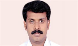 ഓ​ട്ടോ​മ​റി​ഞ്ഞ് ഡ്രൈ​വ​ർ മ​രി​ച്ചു