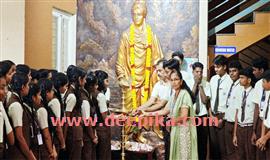 സ്വാ​മി വി​വേ​കാ​ന​ന്ദ​ന് മു​ന്നി​ല്‍  പു​ഷ്പാ​ര്‍​ച്ച​ന ന​ട​ത്തി സാ​യ് കൃ​ഷ്ണ