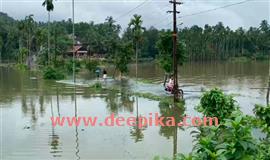 മ​ഴ തു​ട​രു​ന്നു; താ​ഴ്ന്ന പ്ര​ദേ​ശ​ങ്ങ​ൾ വെ​ള്ള​ത്തി​ന​ടി​യി​ൽ