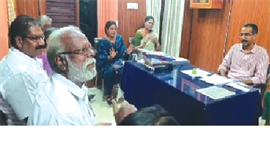 ഭ​ര​ണ​സ​മി​തി അ​റി​യാ​തെ ന​വ​കേ​ര​ള സ​ദ​സി​നു പ​ണം ന​ൽ​കി: പ​ഞ്ചാ​യ​ത്ത് സെ​ക്ര​ട്ട​റി​യെ യു​ഡി​എ​ഫ് അം​ഗ​ങ്ങ​ൾ ത​ട​ഞ്ഞു​വ​ച്ചു