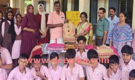 കു​ന്ന​ക്കാ​വ് സ്കൂ​ളി​ൽ തു​ണി​സ​ഞ്ചി പ്ര​ദ​ർ​ശ​ന​വും വി​ത​ര​ണ​വും