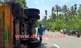 ടി​പ്പ​ര്‍ലോ​റി മ​റി​ഞ്ഞ് ഡ്രൈവർ  ഉ​ള്‍​പ്പെ​ടെ ര​ണ്ടുപേ​ര്‍​ക്ക് പ​രി​ക്ക്