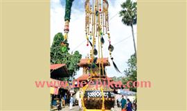 അ​ഷ്ട​മി​രോ​ഹി​ണി​യി​ലെ ഉ​റി​യ​ടി​ക്ക്  ഏ​വൂ​ര്‍ അ​ണി​ഞ്ഞൊ​രു​ങ്ങി