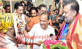 ഊ​ണി​ലും ഉ​റ​ക്ക​ത്തി​ലും തൃ​ശൂ​രി​ന്‍റെ  വി​ക​സ​നം മ​ന​സി​ൽ: സു​രേ​ഷ് ഗോ​പി