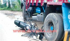നി​ർ​ത്തി​യി​ട്ട ലോ​റി​യി​ൽ  ബൈ​ക്കിടി​ച്ച് യു​വാ​വ് മ​രി​ച്ചു