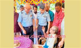 വ്യോ​മ​സേ​ന ഉ​ദ്യോ​ഗ​സ്ഥ​നു നൂ​റി​ന്‍റെ നി​റ​വ്;  ആ​ദ​ര​വു​മാ​യി ഉ​ദ്യോ​ഗ​സ്ഥ​ർ വീ​ട്ടി​ലെ​ത്തി