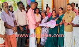 പ​ന​ത്ത​ടി പ​ഞ്ചാ​യത്ത് നി​ർ​മി​ച്ചു​ ന​ൽ​കി​യ  വീ​ടി​ന്‍റെ താ​ക്കോ​ൽ കൈ​മാ​റി