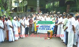 കോ​ടോം ബേ​ളൂ​ർ പ​ഞ്ചാ​യ​ത്ത് ഓ​ഫീ​സി​ലേ​ക്ക്  കോ​ൺ​ഗ്ര​സ് പ്ര​തി​ഷേ​ധ മാ​ർ​ച്ച് ന​ട​ത്തി
