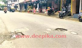 പു​ത്ത​ൻ​ച​ന്ത ഭാ​ഗ​ത്ത് റോ​ഡി​ലെ കു​ഴി അ​പ​ക​ടസാ​ധ്യ​ത വ​ർ​ധി​പ്പി​ക്കു​ന്നു