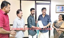 അ​നൂ​പി​ന് വീ​ട് ഒ​രു​ങ്ങു​ന്നു,  ഭൂ​മി​യു​ടെ ആ​ധാ​രം മ​ന്ത്രി​ക്ക് കൈ​മാ​റി