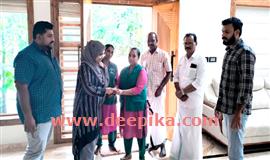 പ്ലാ​സ്റ്റി​ക് ശേ​ഖ​ര​ണ​ത്തി​നിടെ കി​ട്ടി​യ  പ​ണം ഉ​ട​മ​സ്ഥ​നു തി​രി​കെ ന​ൽ​കി
