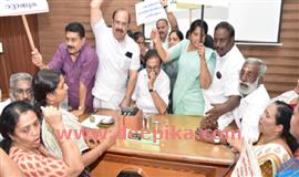 കൗ​ൺ​സി​ലി​ൽ വൈ​ദ്യു​തി ആ​ളി​ക്ക​ത്തി ; കോ​ൺ​ഗ്ര​സ് ഉ​പ​രോ​ധ​ത്തി​ൽ​നി​ന്ന്  മേ​യ​റെ മോ​ചി​പ്പി​ച്ച​തു ബ​ലം​പ്ര​യോ​ഗി​ച്ച്
