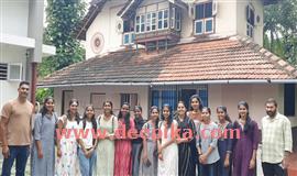 ദേ​ശ​സ്‌​നേ​ഹ​ത്തി​ന്‍റെ ക​ഥ പ​റ​യു​ന്ന ദാ​രു​ശി​ല്പ​ങ്ങ​ള്‍ കാ​ണാ​ന്‍ ച​രി​ത്ര വി​ദ്യാ​ര്‍​ഥി​ക​ള്‍ എ​ത്തി